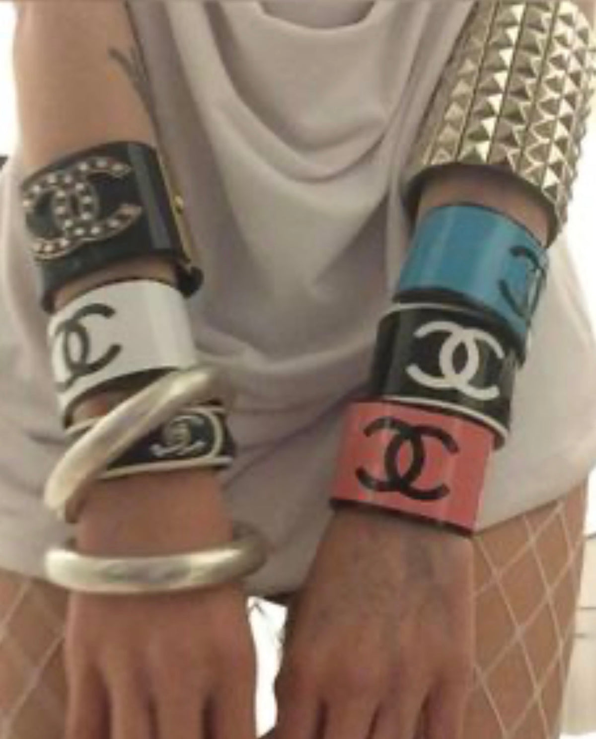 CHANEL – Manchette CC noire & blanche vintage – Bracelet iconique