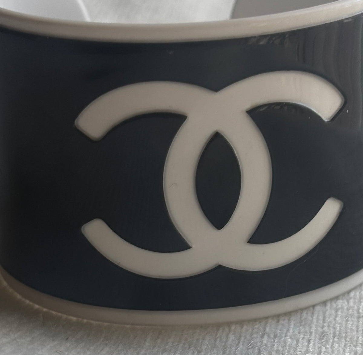 CHANEL – Manchette CC noire & blanche vintage – Bracelet iconique