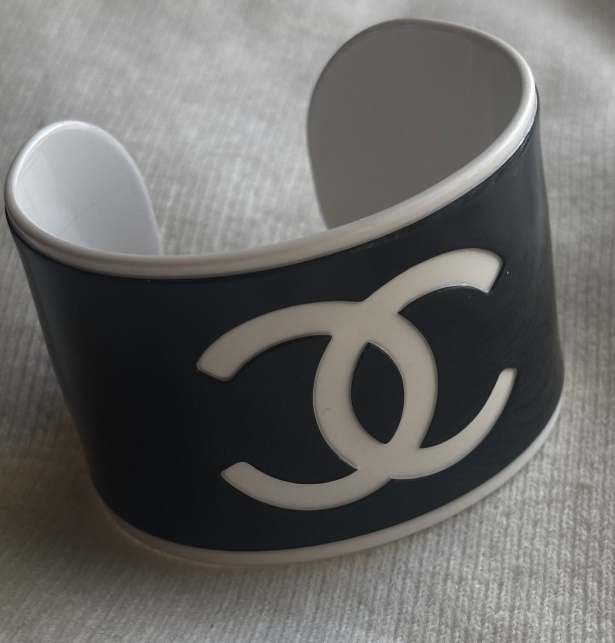 CHANEL – Manchette CC noire & blanche vintage – Bracelet iconique