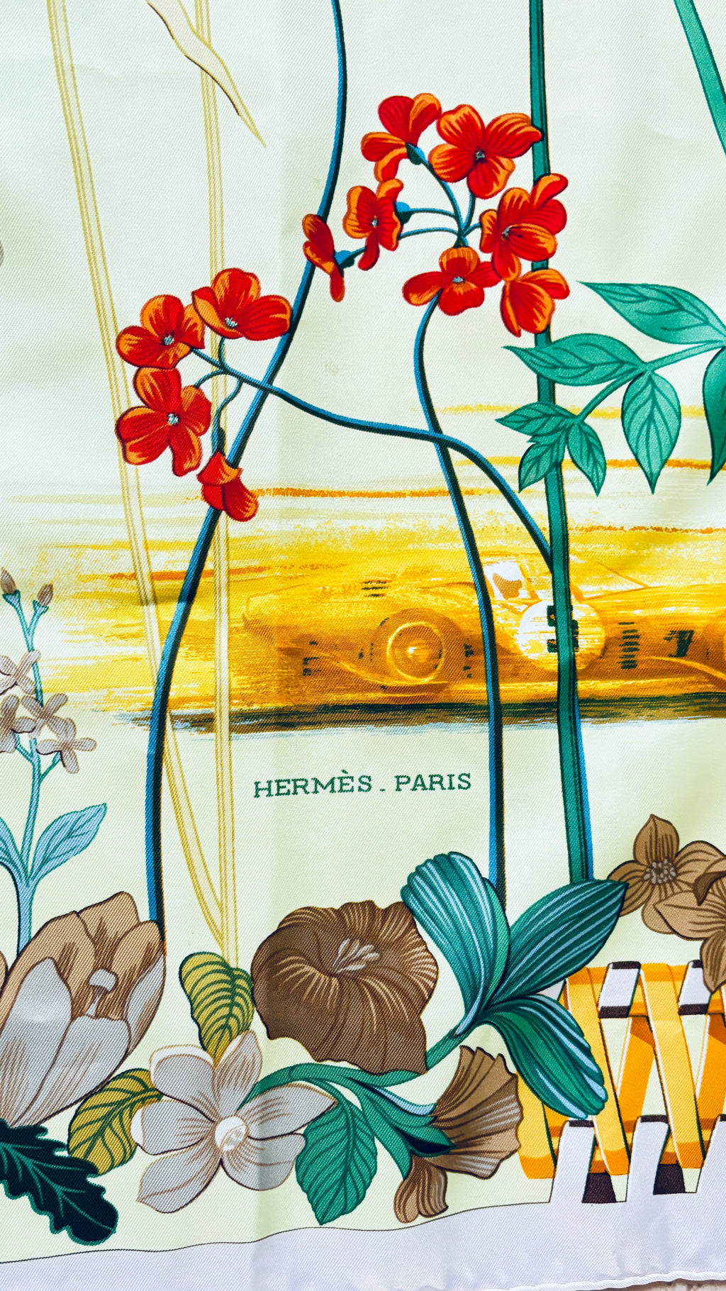 Carré Hermès « Bolide » en soie – Élégance iconique